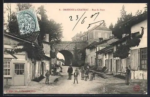 AK Brienne-le-Château, Rue du Pont avec enfants jouant et pont en arrière-plan