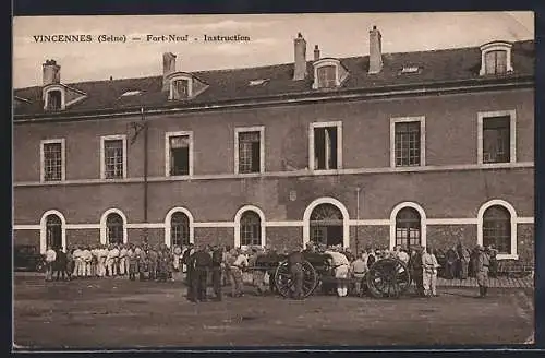 AK Vincennes, Fort-Neuf, Instruction militaire devant le bâtiment principal