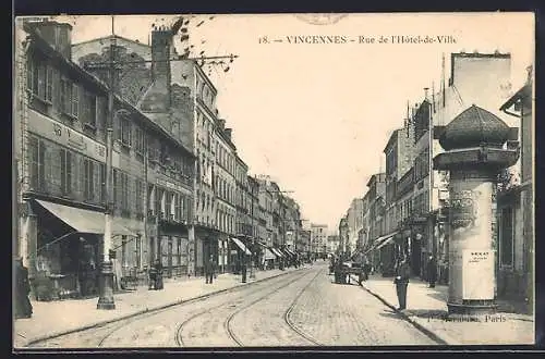 AK Vincennes, Rue de l`Hôtel-de-Ville avec tramways et bâtiments historiques