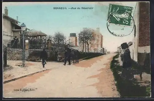 AK Bonneuil, Rue du Réservoir animée avec passants et chevaux