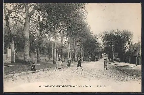 AK Boissy-Saint-Léger, Rue de Paris animée avec enfants jouant sur les pavés