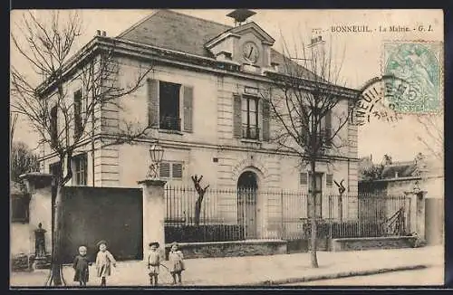 AK Bonneuil, La Mairie et enfants jouant devant l`hôtel de ville