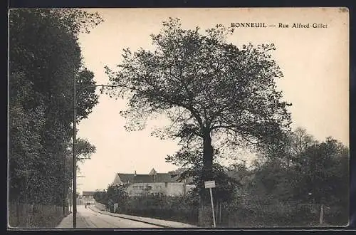 AK Bonneuil, Rue Alfred Gillet avec grand arbre et maisons en arrière-plan