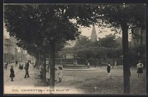AK Charenton, Place Henri IV avec enfants jouant autour de la fontaine