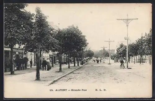 AK Alfort, Grande Rue avec passants et arbres alignés