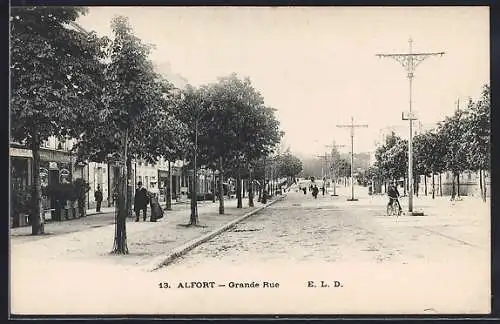 AK Alfort, Grande Rue avec passants et arbres alignés