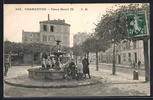 AK Charenton, Place Henri IV avec fontaine et passants