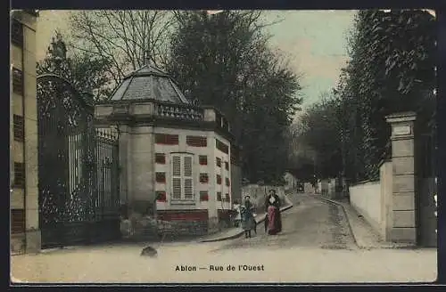 AK Ablon, Rue de l`Ouest avec personnes près du portail majestueux
