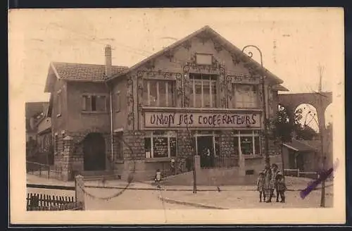 AK Arcueil, Bâtiment de l`Union des Coopérateurs avec enfants jouant devant