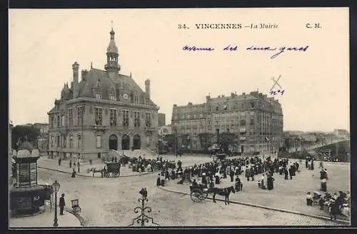 AK Vincennes, La Mairie et la place animée avec foule et calèches
