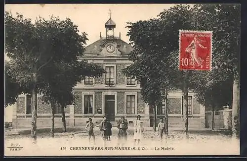 AK Chennevières-sur-Marne, La Mairie et la place avec les habitants