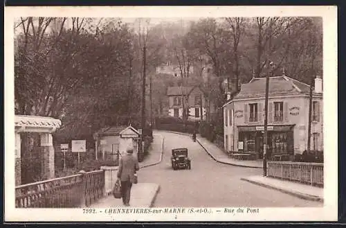 AK Chennevières-sur-Marne, Rue du Pont avec voiture et piéton dans un paysage boisé