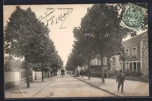 AK Vitry, Voie de Saquet avec calèche et passants