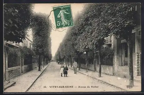 AK Vitry-sur-Seine, Avenue du Rocher avec enfants et passants