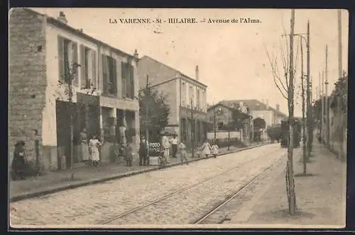 AK La Varenne-Saint-Hilaire, Avenue de l`Alma avec passants et maisons alignées