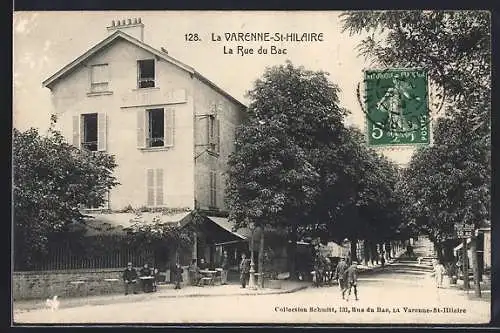 AK La Varenne-Saint-Hilaire, La Rue du Bac et passants devant une maison
