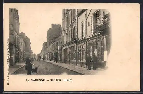 AK La Varenne, Rue Saint-Hilaire animée avec passants et commerces