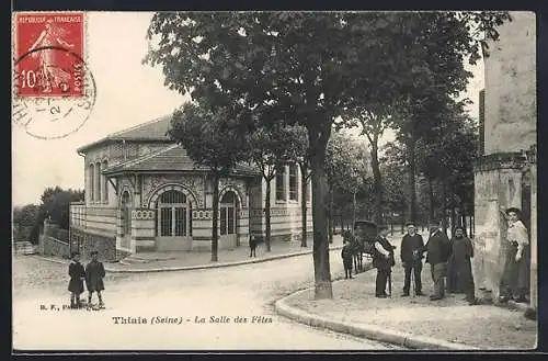 AK Thiais, La Salle des Fêtes et rue animée avec passants et cheval