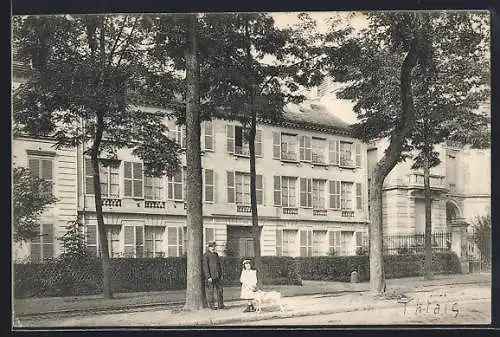 AK Paris, Promenade devant une école avec un homme, une fille et un chien