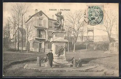 AK Thiais, Monument Pro Patria et maison en arrière-plan