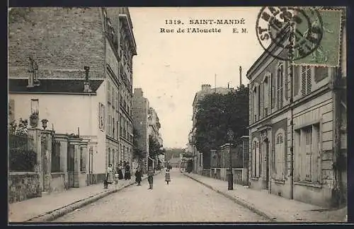 AK Saint-Mandé, Rue de l`Alouette avec passants et bâtiments résidentiels