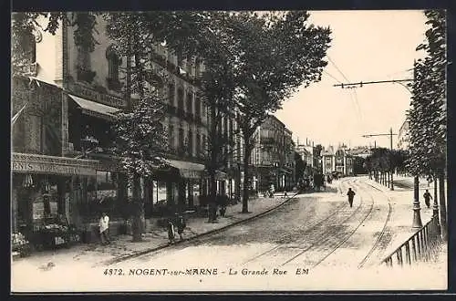 AK Nogent-sur-Marne, La Grande Rue avec tramway et passants