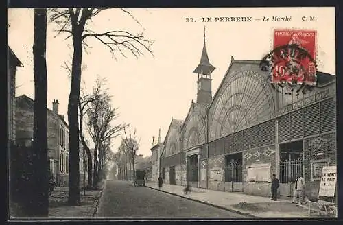 AK Le Perreux, Le Marché et la rue bordée d`arbres