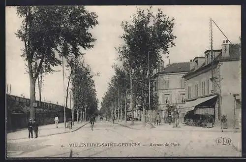 AK Villeneuve-Saint-Georges, Avenue de Paris bordée d`arbres et de bâtiments
