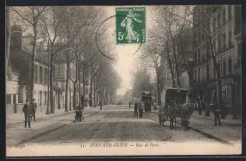 AK Ivry-sur-Seine, Rue de Paris animée avec calèches et passants