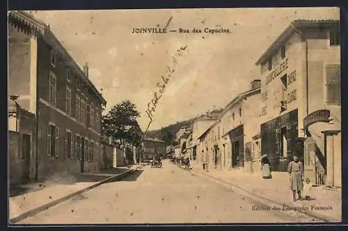 AK Joinville, Rue des Capucins avec bâtiments et passants
