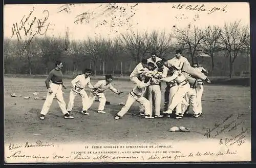 AK Joinville-le-Pont, École Normale de Gymnastique, jeu de l`ours avec les moniteurs en action