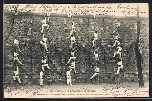 AK Joinville, École Normale de Gymnastique, groupe de moniteurs au mur d`assaut