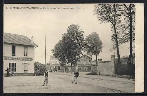 AK Limeil-Brévannes, Le Square de Brévannes avec passants et vélos
