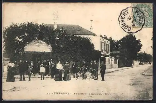AK Brévannes, Le Boulevard de Brévannes avec habitants et cyclistes devant un café