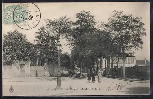 AK Créteil, Rue du Moulin avec piétons sous les arbres