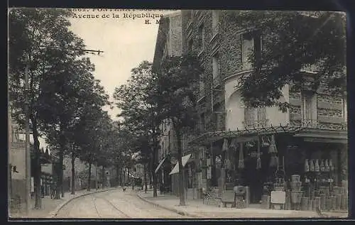AK Fontenay-aux-Roses, Avenue de la République avec tramway et commerces