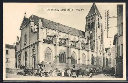 AK Fontenay-sous-Bois, L`Église avec des passants et une calèche devant