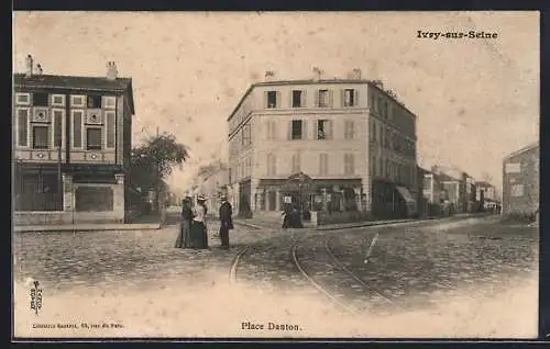 AK Ivry-sur-Seine, Place Danton avec passants et rails de tramway