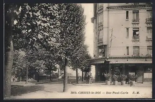 AK Choisy-le-Roi, Rue Paul-Carle avec arbres et coin d`immeuble