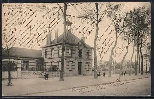 AK Choisy-le-Roi, Écoles avenue Victor-Hugo avec arbres et passants