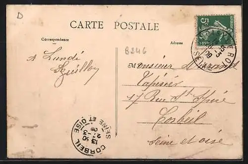 AK Choisy-le-Roi, Rue de Vitry et les Écoles avec des passants sur la rue pavée