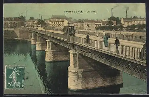 AK Choisy-le-Roi, Le Pont avec piétons traversant la rivière