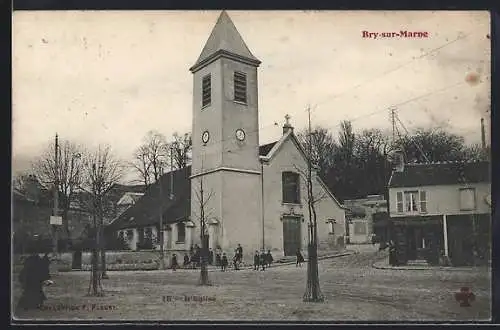 AK Bry-sur-Marne, L`église avec la place devant et passants en hiver