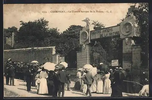 AK Champigny, Le Théâtre Antique de la Nature, scène animée avec visiteurs et parasols