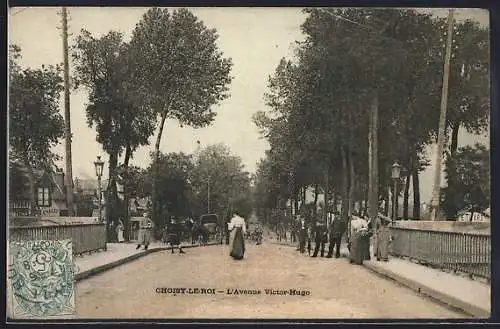 AK Choisy-le-Roi, L`Avenue Victor-Hugo animée avec passants et arbres majestueux