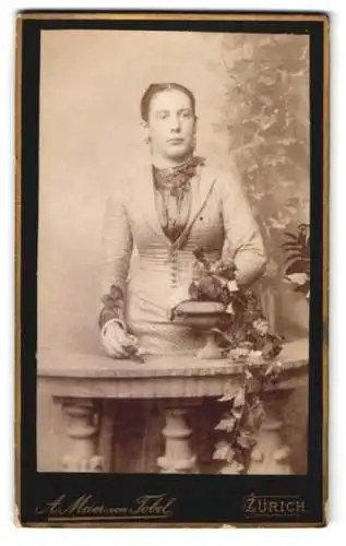 Fotografie A. Meier von Tobel, Zürich, Beatengasse 13, Porträt einer Frau in tailliertem Kleid