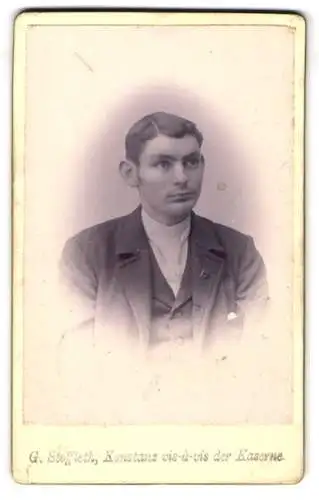 Fotografie G. Stoffleth, Konstanz, Vis-à-vis der Kaserne, Porträt eines jungen Mannes