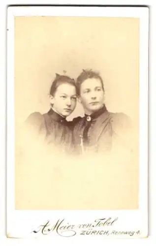 Fotografie A. Meier von Tobel, Zürich, Rennweg 4, Porträt von zwei Frauen