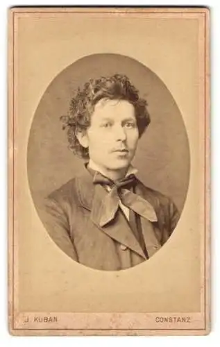 Fotografie J. Kuban, Constanz, Husenstrasse 30, Porträt eines jungen Mannes