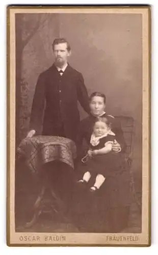 Fotografie Oscar Baldin, Frauenfeld, Porträt einer Familie mit Kind